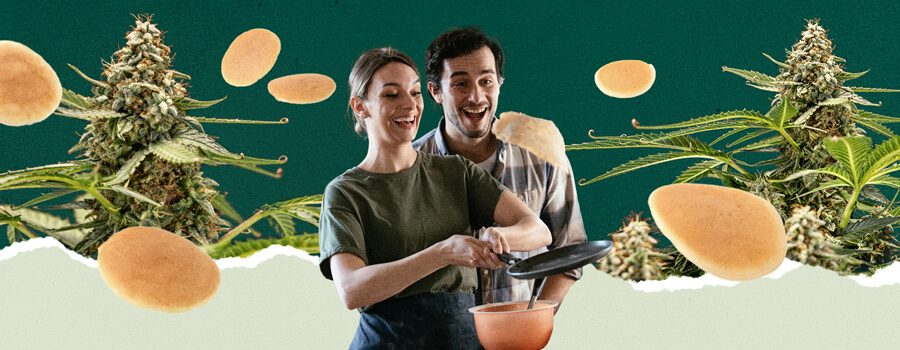 Fare Pancakes con Cannabis Coppia che cucina pancake in una cucina con piante di cannabis sullo sfondo.